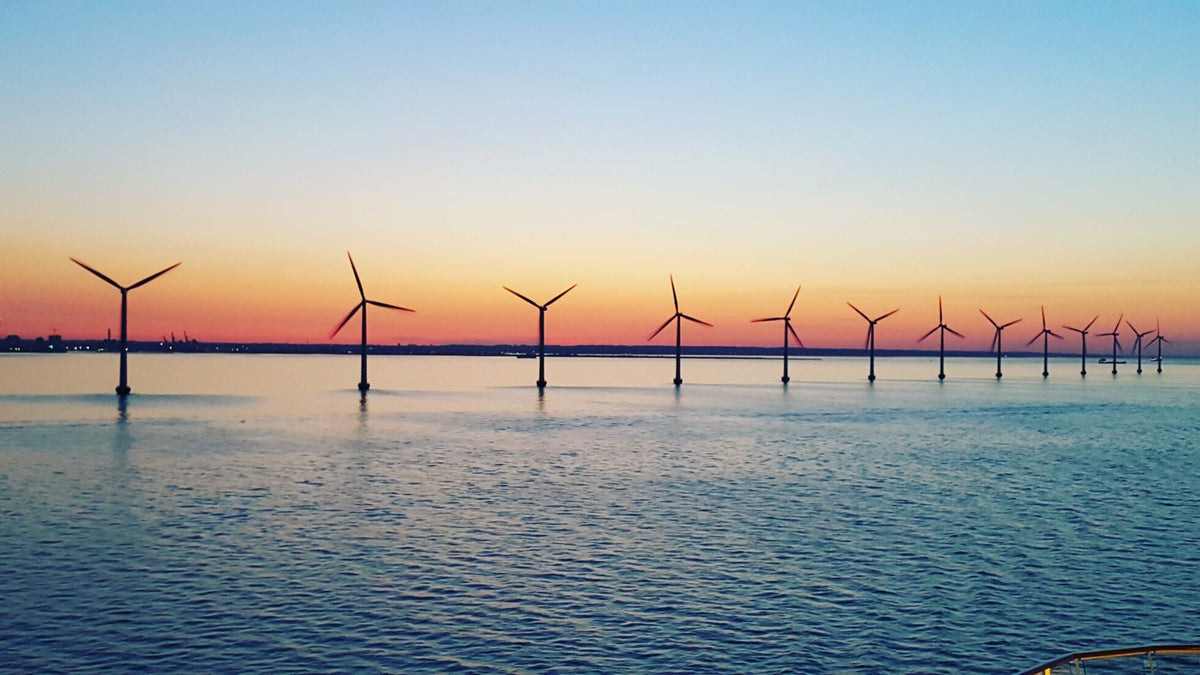 A,Lot,Of,Wind,Turbine,In,The,Middle,Of,Sea